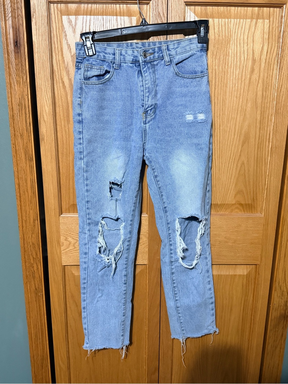Women's Light Wash Distressed Jeans. Size small (4)